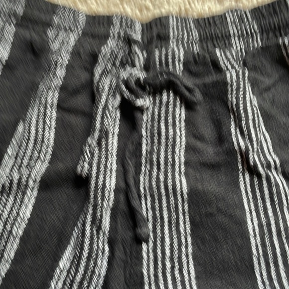 Universal Thread M black and white stripe casual short with pockets - Picture 2 of 11